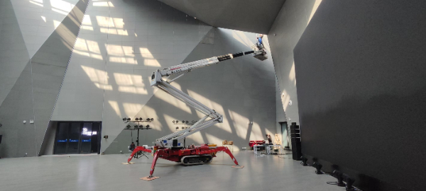 蜘蛛式升降車.jpg 蜘蛛式升降車.jpg